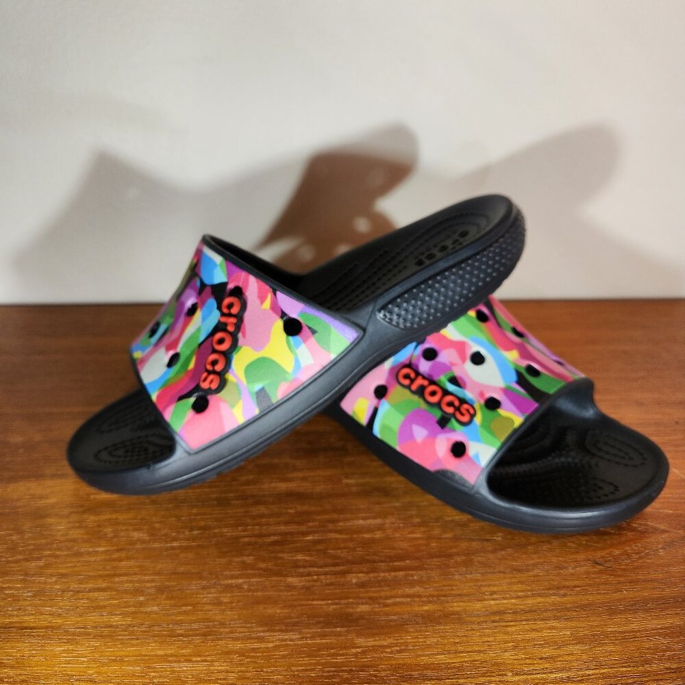 NWOT CROCS Black/Multicolor Slipper Men (4)/ Women (6)